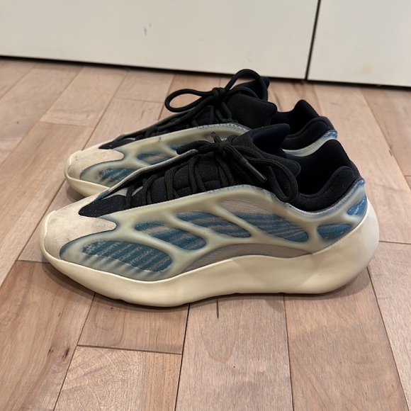 Yeezy 370 - Picture 6 of 6